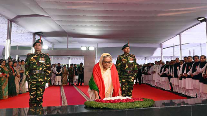 বঙ্গবন্ধুর প্রতিকৃতিতে প্রধানমন্ত্রীর শ্রদ্ধা