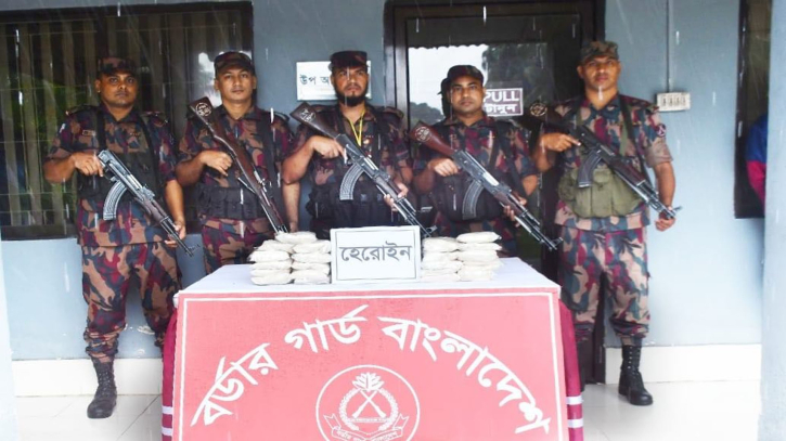 কক্সবাজারে যাত্রীবাহী বাসে মিললো সাড়ে ৫ কেজি হেরোইন কক্সবাজারে যাত্রীবাহী বাসে মিললো সাড়ে ৫ কেজি হেরোইন