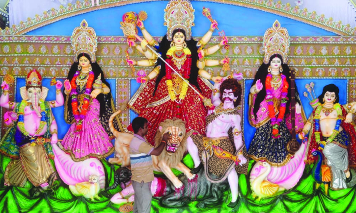 দেবী দুর্গাকে বরণ শেষে মহাসপ্তমী আজ