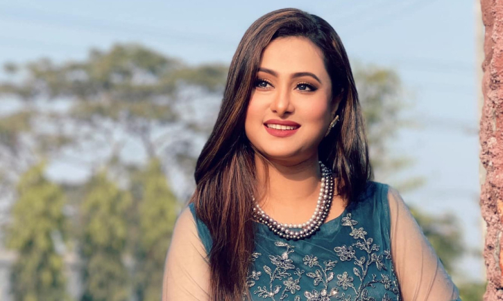 ‘যাদের আপন ভেবে দরজা খুলে দিই, তারা আসলে বিষধর সাপ’ ‘যাদের আপন ভেবে দরজা খুলে দিই, তারা আসলে বিষধর সাপ’