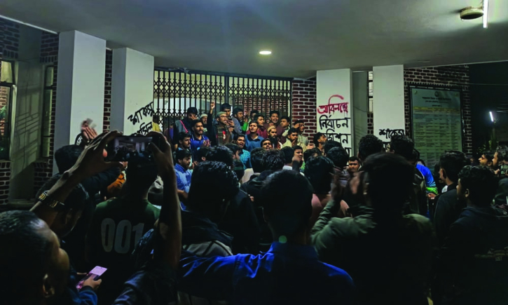 শাকসু ভোট ১৭ ডিসেম্বর—তারিখ পরিবর্তনে শিক্ষার্থীদের তীব্র বিক্ষোভ