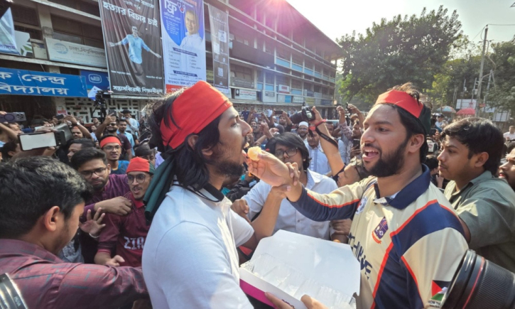 শেখ হাসিনার মৃত্যুদণ্ডের রায়ে টিএসসিতে উল্লাস, মিষ্টি বিতরণ