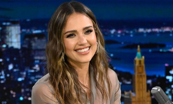 সম্পূর্ণ নগ্ন হয়ে অভিনয়ের অভিজ্ঞতা জানালেন হলিউড তারকা জেসিকা