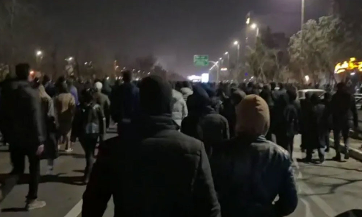 ইরানের বিভিন্ন শহরে ছড়িয়ে পড়েছে সরকার বিরোধী বিক্ষোভ