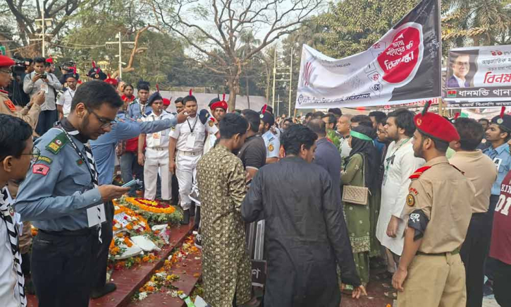 ভাষা শহীদদের শ্রদ্ধা জানাতে শহীদ মিনারে মানুষের ঢল ভাষা শহীদদের শ্রদ্ধা জানাতে শহীদ মিনারে মানুষের ঢল