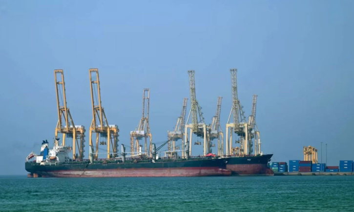 হরমুজ প্রণালি দিয়ে জাহাজ গেলেই আগুন, হুঁশিয়ারি আইআরজিসির