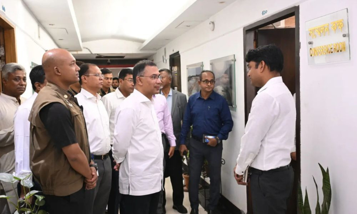 বিভিন্ন মন্ত্রণালয় আকস্মিক পরিদর্শন করলেন প্রধানমন্ত্রী