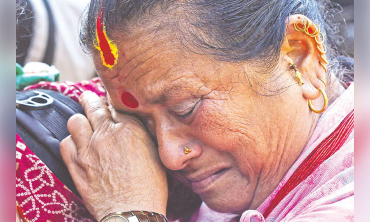 আকস্মিক বন্যা-ভূমিধস: বাড়ছে মৃত্যু, কাঁদছে নেপাল আকস্মিক বন্যা-ভূমিধস: বাড়ছে মৃত্যু, কাঁদছে নেপাল