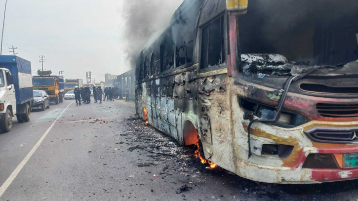 গাজীপুরে পোশাক শ্রমিকদের বিক্ষোভ, ২ বাসে আগুন গাজীপুরে পোশাক শ্রমিকদের বিক্ষোভ, ২ বাসে আগুন