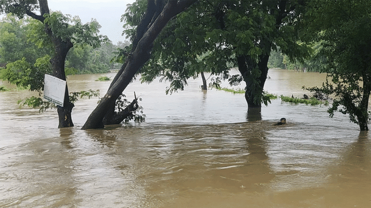 ফেনীতে প্লাবিত হচ্ছে নতুন নতুন এলাকা, বিদ্যুৎ ও যোগাযোগ বিচ্ছিন্ন ফেনীতে প্লাবিত হচ্ছে নতুন নতুন এলাকা, বিদ্যুৎ ও যোগাযোগ বিচ্ছিন্ন