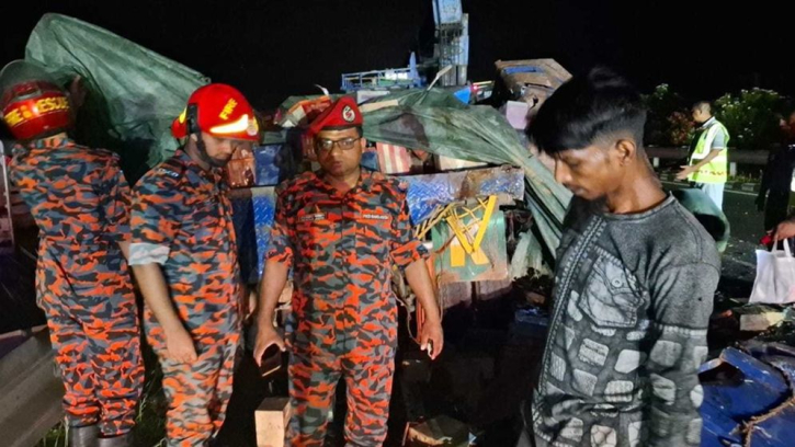 ঢাকা-মাওয়া এক্সপ্রেসওয়েতে বাস-ট্রাক সংঘর্ষে নিহত ৪ ঢাকা-মাওয়া এক্সপ্রেসওয়েতে বাস-ট্রাক সংঘর্ষে নিহত ৪