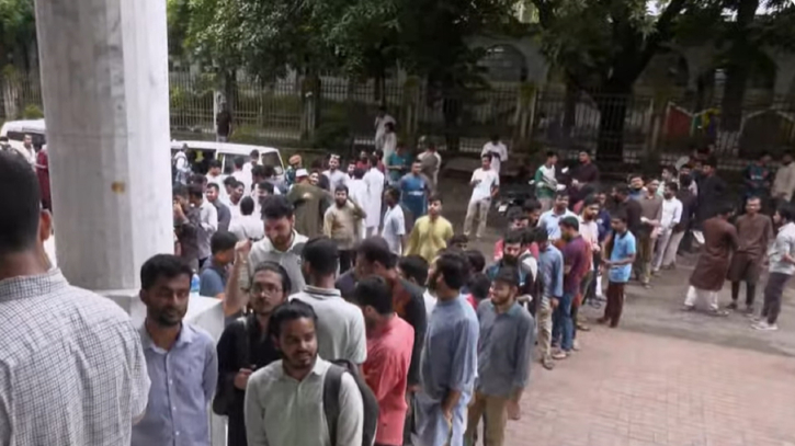 চলছে ডাকসু নির্বাচনে ভোটগ্রহণ, ভোটারদের উৎসবমুখর উপস্থিতি