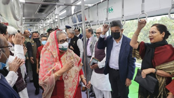 মেট্রোরেলে চড়ে খুশি মন্ত্রী-এমপি-আমলারা মেট্রোরেলে চড়ে খুশি মন্ত্রী-এমপি-আমলারা