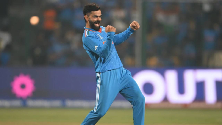 সাত বছর পর বিরাটের উইকেট, গ্যালারিতে হাস্যোজ্জ্বল আনুশকা সাত বছর পর বিরাটের উইকেট, গ্যালারিতে হাস্যোজ্জ্বল আনুশকা
