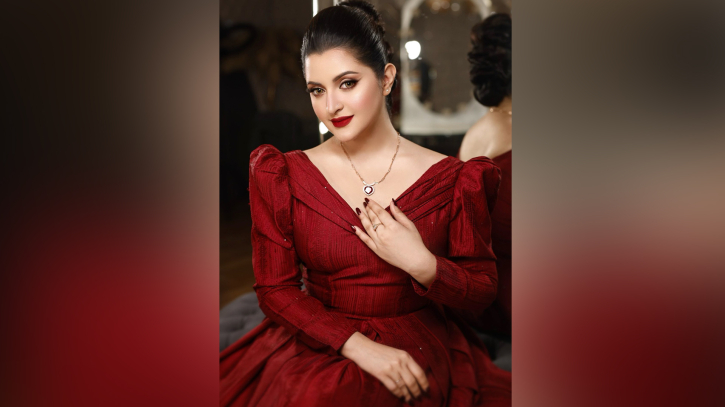 ‘তোদের ভাইরাল করব জুতার বাড়ি দিয়ে’