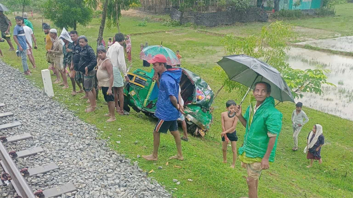 রামুতে ট্রেনের ধাক্কায় মর্মান্তিক প্রাণহানি: মা-মেয়েসহ ৪ জন নিহত