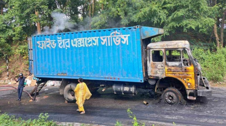 খাগড়াছড়িতে কুরিয়ার সার্ভিসের কাভার্ডভ্যানে আগুন