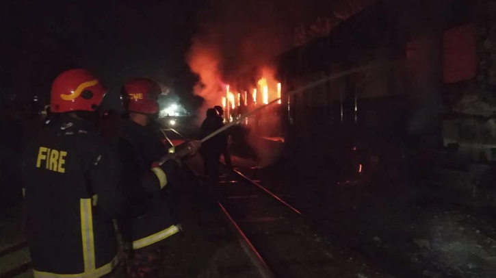 ১৫ ঘণ্টায় সারা দেশে ১১টি যানবাহনে আগুন ১৫ ঘণ্টায় সারা দেশে ১১টি যানবাহনে আগুন