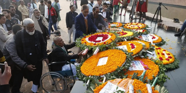 বুদ্ধিজীবী কবরস্থানে জনতার ঢল