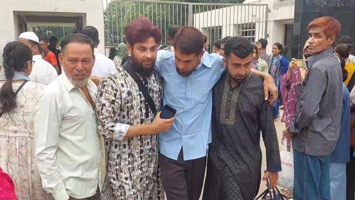 বিডিআর বিদ্রোহ মামলায় কারাগার থেকে মুক্তি পেলেন আরও ২৭ জন বিডিআর বিদ্রোহ মামলায় কারাগার থেকে মুক্তি পেলেন আরও ২৭ জন