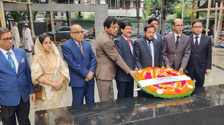 বঙ্গবন্ধুর প্রতিকৃতিতে ৯ বিচারপতির শ্রদ্ধা বঙ্গবন্ধুর প্রতিকৃতিতে ৯ বিচারপতির শ্রদ্ধা