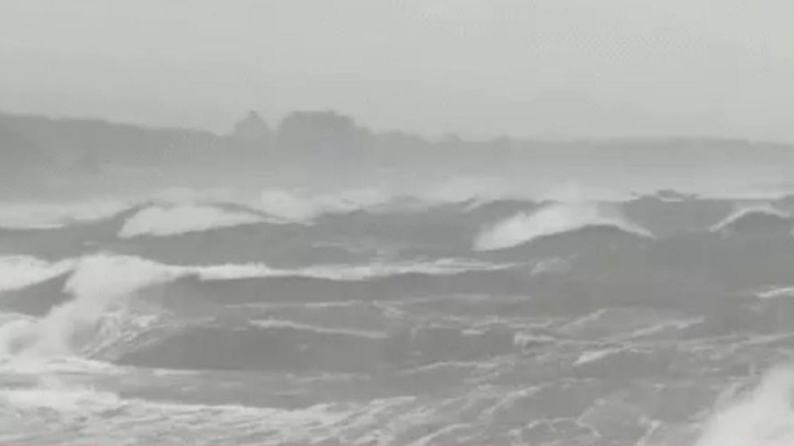 আঘাত হানলো ঘূর্ণিঝড় ‘মন্থা’, ব্যাপক ক্ষতির আশঙ্কা আঘাত হানলো ঘূর্ণিঝড় ‘মন্থা’, ব্যাপক ক্ষতির আশঙ্কা