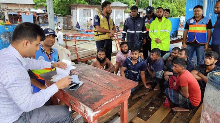 বরিশালে অবৈধ জাল দিয়ে মাছ শিকারে ২০ জনকে জরিমানা বরিশালে অবৈধ জাল দিয়ে মাছ শিকারে ২০ জনকে জরিমানা