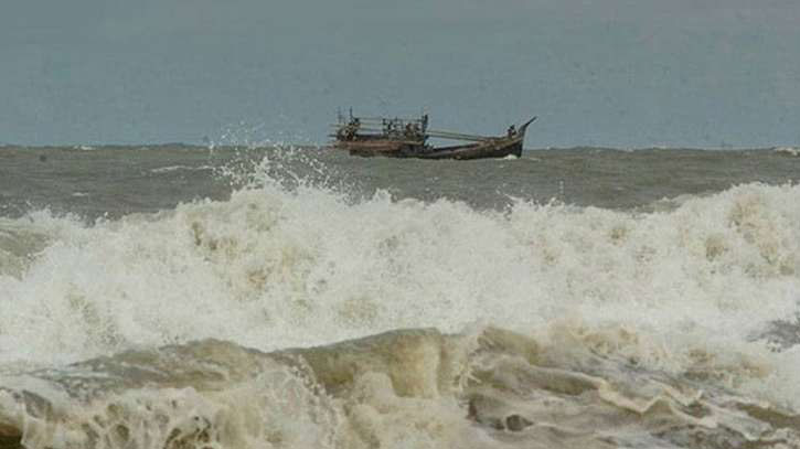 বঙ্গোপসাগরে ৫টি মাছ ধরা ট্রলার ডুবি, নিখোঁজ ১ বঙ্গোপসাগরে ৫টি মাছ ধরা ট্রলার ডুবি, নিখোঁজ ১