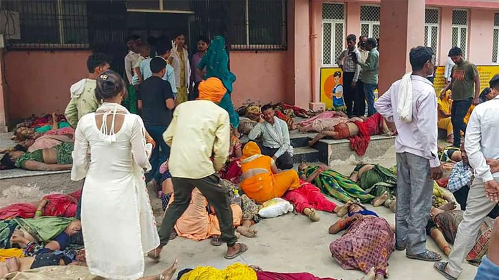 ভোলে বাবার সৎসঙ্গ অনুষ্ঠানে পদদলিত হয়ে মারা গেল ১২১ জন ভোলে বাবার সৎসঙ্গ অনুষ্ঠানে পদদলিত হয়ে মারা গেল ১২১ জন