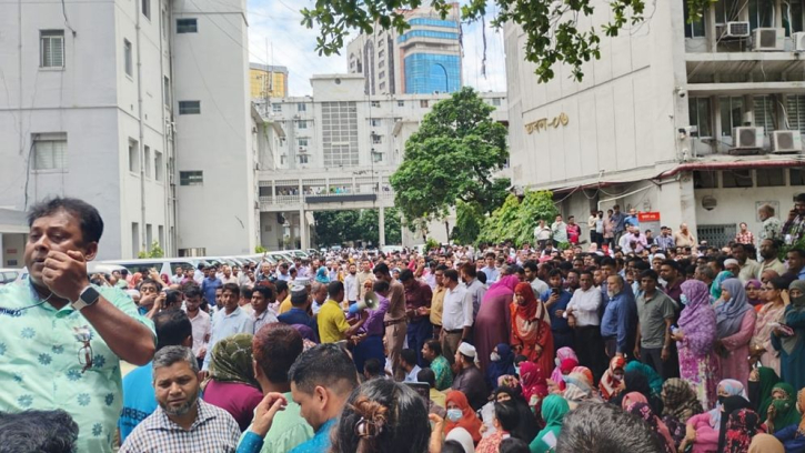 সচিবালয়ে বিক্ষোভ করছেন কর্মকর্তা-কর্মচারীরা সচিবালয়ে বিক্ষোভ করছেন কর্মকর্তা-কর্মচারীরা