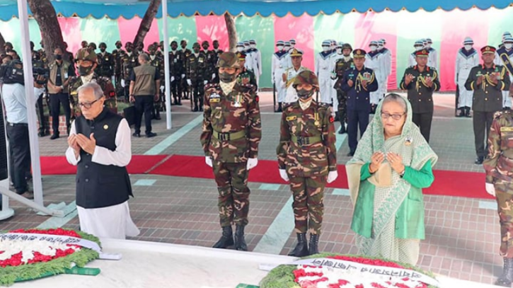 টুঙ্গিপাড়ায় বঙ্গবন্ধু সমাধিতে রাষ্ট্রপতি ও প্রধানমন্ত্রীর শ্রদ্ধা