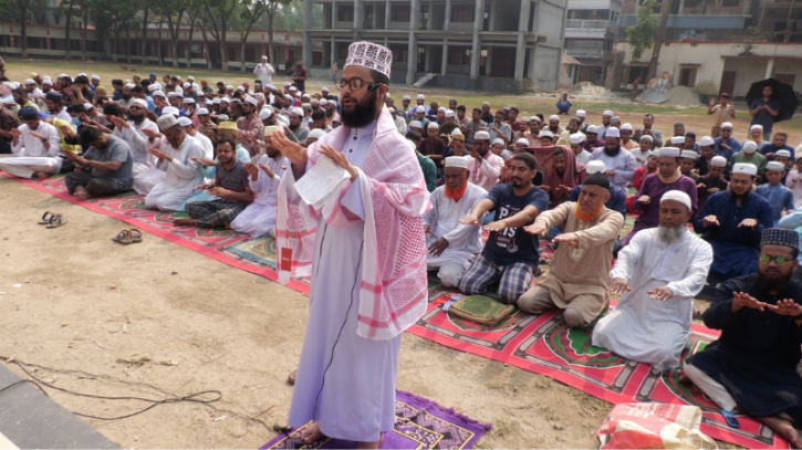 ঝিনাইদহে বৃষ্টির আশায় নামাজ আদায় ঝিনাইদহে বৃষ্টির আশায় নামাজ আদায়