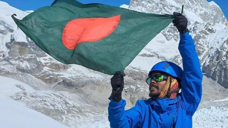 এভারেস্ট জয়ের বিশ্বরেকর্ড গড়লেন শাকিল এভারেস্ট জয়ের বিশ্বরেকর্ড গড়লেন শাকিল