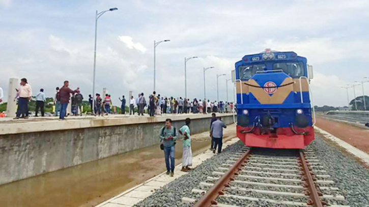 প্রথমবার পদ্মা পাড়ি দিয়ে ভাঙ্গা জংশনে যাত্রীবাহী ট্রেন