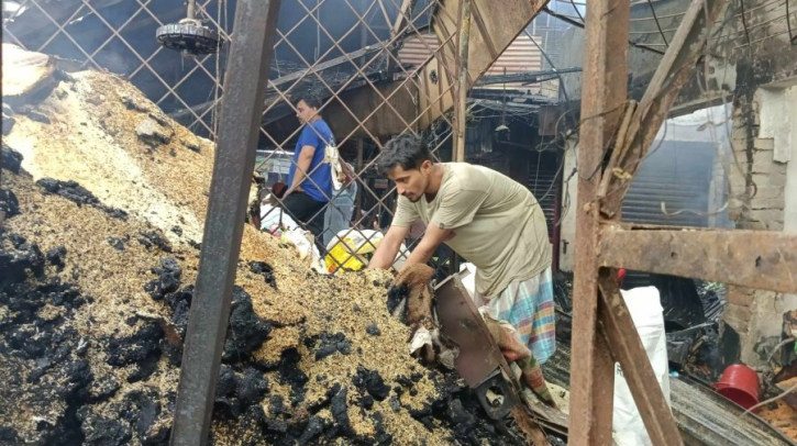 ২৮ ঘণ্টা পর পুরোপুরি নিভল কৃষিমার্কেটের আগুন ২৮ ঘণ্টা পর পুরোপুরি নিভল কৃষিমার্কেটের আগুন