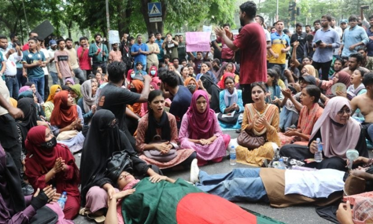 কাকরাইল মোড়ে জবি শিক্ষক-শিক্ষার্থীদের গণ-অনশন শুরু কাকরাইল মোড়ে জবি শিক্ষক-শিক্ষার্থীদের গণ-অনশন শুরু