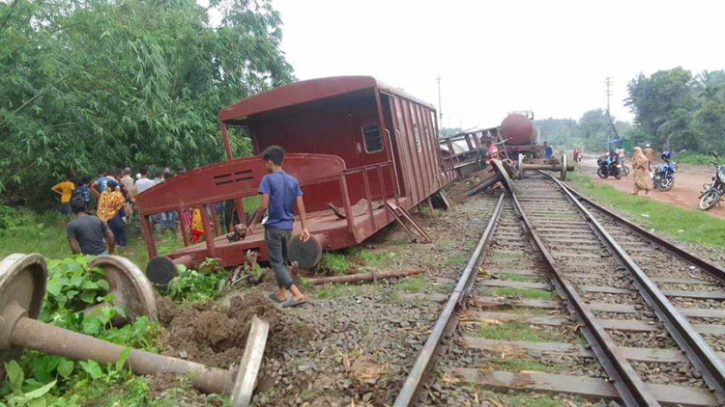 যশোরে তেলবাহী ট্যাংকার লাইনচ্যুত, যোগাযোগ বিচ্ছিন্ন