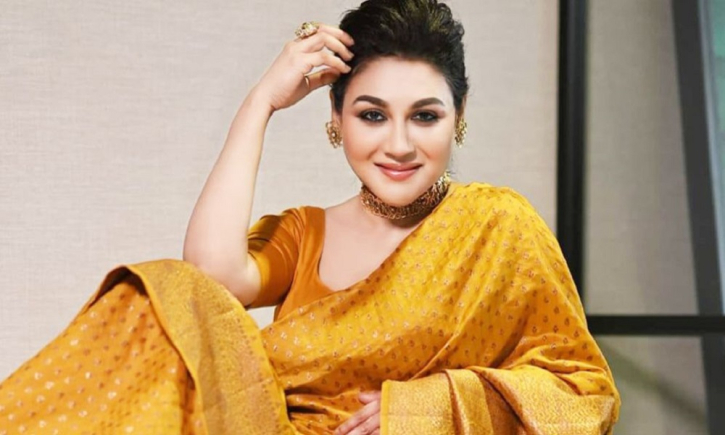 ‘ইচ্ছে হলেই দত্তক নিতে পারি, কিন্তু জগতের সবার মা হয়ে থাকতে চাই’