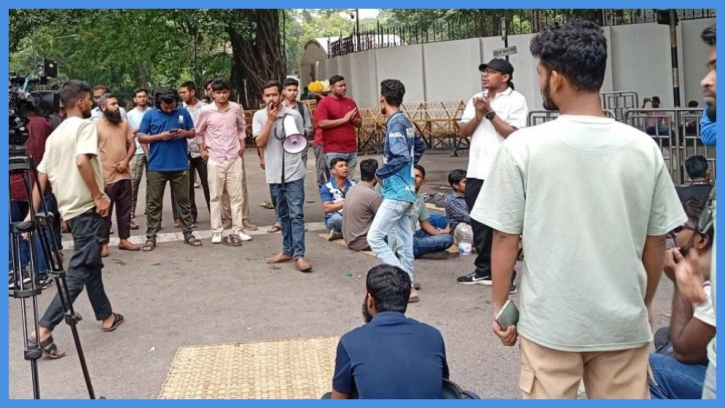 কাকরাইলে জবি শিক্ষার্থীদের অবরোধ, দাবি না মানলে লাগাতার কর্মসূচি