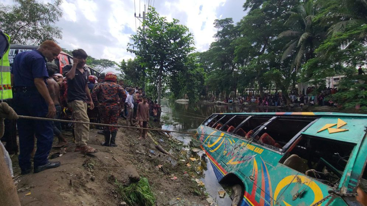 লক্ষ্মীপুরে যাত্রীবাহী বাস খালে, পানিতে ডুবে নিহত ৫ লক্ষ্মীপুরে যাত্রীবাহী বাস খালে, পানিতে ডুবে নিহত ৫