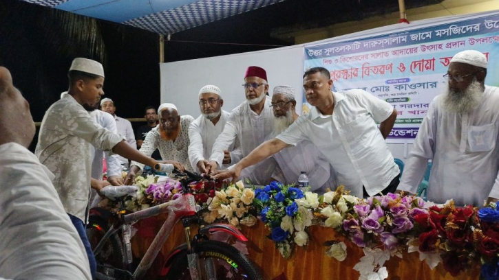 টানা ৪০ দিন জামাতে নামাজ আদায় করায় ৯ কিশোর পুরস্কৃত টানা ৪০ দিন জামাতে নামাজ আদায় করায় ৯ কিশোর পুরস্কৃত