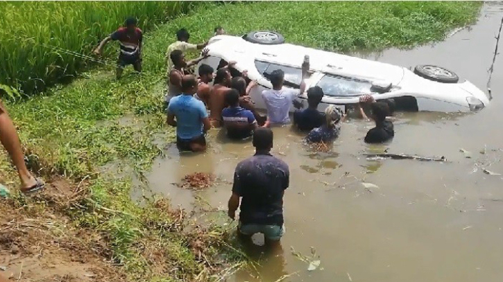 বগুড়ায় প্রাইভেট কার পুকুরে পড়ে তরুণ-তরুণীর মৃত্যু