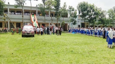 ৯ ছাত্রীর চুল কেটে দিলেন শিক্ষিকা!