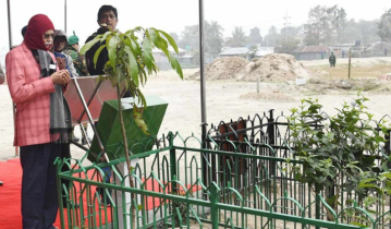 বাবা-মা ও শশুর-শাশুড়ির কবর জিয়ারত করলেন রাষ্ট্রপতি