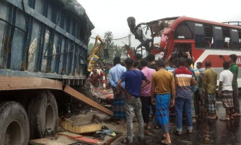 নাটোরে বাস ও ট্রাকের সংঘর্ষে নিহত ১০