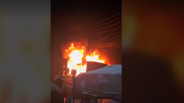 রাজধানীতে একের পর এক ককটেল বিস্ফোরণ-বাসে অগ্নিসংযোগ