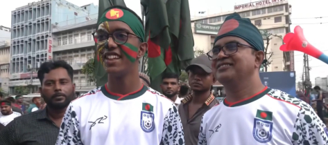 বাংলাদেশ-সিঙ্গাপুর ম্যাচ: গরম-ভিড় উপেক্ষা করেই জনতার ঢল স্টেডিয়াম