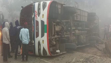 সিরাজগঞ্জে যাত্রীবাহী বাসে ট্রেনের ধাক্কা, নিহত ১