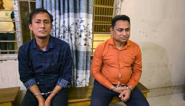 ঘুষের টাকাসহ কাস্টমস কর্মকর্তা গ্রেপ্তার
