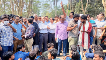 উপাচার্যকে দেখেই ‘ভুয়া’ ‘ভুয়া’ স্লোগান শিক্ষার্থীদের